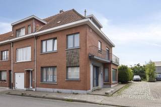 Ben je op zoek naar een ruime woning met een praktische indeling, vier slaapkamers, verschillende bergruimtes en top gelegen in het centrum van Zwijndrecht?<br /><br />Je komt binnen via een ruime, afgesloten inkomhal met apart toilet.<br />Vanuit de inkomhal kom je in de grote leefruimte, die aansluit op de keuken. Dankzij het zicht op het terras geniet je vanuit de leefruimte van een aangename connectie met buiten.<br />Vanuit de keuken is er rechtstreeks toegang tot de kelder. Achter de keuken bevindt zich een praktische berging met aansluitingen voor wasmachine en droogkast.<br />Hier is bovendien voldoende plaats om fietsen te stallen.<br />Een aparte douche vormt een extra troef. Vanuit de berging heb je rechtstreeks toegang tot het terras en tuin.<br /><br />Op de eerste verdieping bevinden zich <strong>drie ruime slaapkamers</strong> en de badkamer. Eén van de slaapkamers beschikt bovendien over een aansluitend terrasje.<br />De tweede verdieping biedt een <strong>grote zolderruimte, </strong>welke kan ingericht worden als vierde slaapkamer en opbergruimte.<br />Ter hoogte van de trap is er nog extra bergruimte voorzien.<br /><br />Buiten beschikt de woning over een aangenaam terras/tuin en een oprit die volledig doorloopt tot achteraan de woning. Ideaal voor wie nood heeft aan veel parkeergelegenheid, extra opslagruimte of gewoon graag over voldoende buitenruimte beschikt.<br /><br />Bron bewoonbare oppervlakte : EPC - certificaat<br /><br />Een ruime woning met heel wat praktische troeven en mogelijkheden. <br />Kom je snel eens kijken? Bel ons snel op 03/775.78.79.<br />Ben je ook van plan jouw eigendom te verkopen? Maak een afspraak voor een gratis schatting, wij maken er samen een succesverhaal van.