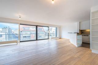 Instapklaar luxueus appartement in het hart van KnokkeDit prachtige instapklare appartement van 112m² biedt 3 ruime slaapkamers, waarvan één met...