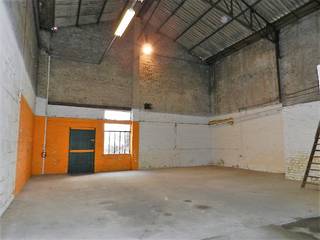 <p>OPSLAGPLAATS van 200 m², bestaande uit :</p>

<p>Open ruimte van 1m op 20m met rechts bureel + verdiep erboven;<br />Poort van 4m50 breed op 6m hoog<br />Verharde vloer<br />Toilet aanwezig<br />Niet geïsoleerd<br />Voorliggende parking voor een 6-tal wagens <br /><br />- Commerciëel gelegen langs oude baan Gent-Kortrijk ;<br />- Beschikbaarheid : 01/10/2026<br /> </p>