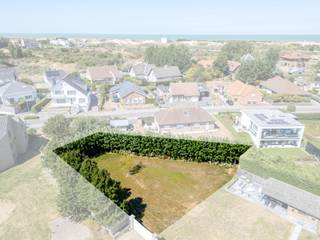 <p><strong>Bouwgrond in Westende, rustig gelegen nabij de kust en met diverse bouwmogelijkheden.</strong><br /><br /> </p>

<p>Deze bouwgrond van ca. 726 m² in de Strandloperslaan biedt een mooie opportuniteit voor wie een woning op maat wil realiseren aan de Belgische kust. Het perceel geniet van een rustige ligging met een vlotte verbinding naar het centrum, de zee en omliggende gemeenten, ideaal voor permanente bewoning of een tweede verblijf.<br /><br /> </p>

<p>Het perceel is gelegen in zone 7 voor open en halfopen bebouwing. Naast een vrijstaande woning behoren ook halfopen bebouwing of koppelbouw tot de mogelijkheden volgens de geldende bouwvoorschriften. Er zijn maximaal twee volwaardige bouwlagen, eventueel aangevuld met een dakvolume. De dakvorm is vrij te kiezen binnen de geldende voorschriften, wat extra architecturale vrijheid biedt.<br /><br /> </p>

<p><strong>Belangrijkste ruimtes:</strong><br />• Bouwgrond van ca. 726 m²<br />• Open of halfopen bebouwing mogelijk<br />• Mogelijkheid tot koppelbouw<br />• Ruimte voor tuin, terras en private parkeergelegenheid<br /><br /> </p>

<p><strong>Troeven:</strong><br />• Rustige ligging in Westende<br />• Vlotte verbinding naar zee, winkels en invalswegen<br />• Diverse bouwmogelijkheden binnen zone 7<br />• Twee volwaardige bouwlagen + dakvolume<br />• Vrije dakvorm binnen de voorschriften<br /><br /> </p>

<p>Neem vandaag nog contact op met je ERA-makelaar voor meer informatie over het perceel en de bouwmogelijkheden.<br /><br /> </p>

<p><strong>JOUW DROOMGROND. ZO GEVONDEN!</strong></p>