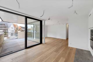 esidentie Zuid 45 omvat vier ruime appartementen, centraal gelegen in Veurne en op wandelafstand van tal van voorzieningen zoals winkels, scholen, het ziekenhuis en het openbaar vervoer. <p><br /></p><p><strong>Indeling volgens plan:</strong></p><p>Inkomhal, lichtrijke leefruimte met volledig ingerichte open keuken en directe toegang tot het terras (16 m²).</p><p>Verder beschikt elk appartement over een berging, apart toilet, 2 slaapkamers en een badkamer.</p><p><br /></p><p><strong>Interesse?</strong></p><p>Contacteer ons via hanne.huyghe@era.be of bel naar 058 31 58 58.</p><p><br /></p>