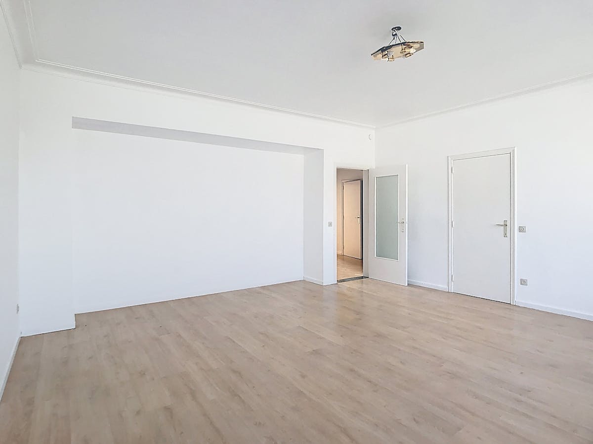 Lichtrijk en centraal gelegen ruim appartement met garage - foto 4