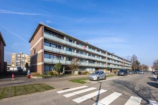 Dit zeer verzorgd appartement is centraal gelegen en heeft 2 slaapkamers.<br /><br />De living heeft veel lichtinval op een mooie houten vloer en er is overal dubbele beglazing.<br /><br />De open keuken op stenen vloer is volledig uitgerust en heeft: een ingebouwde ijskast en diepvries, een ceramische kookplaat, een dampkap, een vaatwasser, een dubbele spoelbak, een micro-oven en kasten boven en onder.<br /><br />De badkamer is volledig betegeld, een ligbad/douche en een lavabo.<br /><br />Het appartement heeft 2 slaapkamers ( 15m² + 11m²) en hebben beide zonnewering.<br /><br />Er is tevens een apart W.C. in het appartement.<br /><br />Het mooie terras (8m²) is aan de voorkant van het appartement gelegen en heeft een automatische zonnetent.<br /><br />Zeer gunstig EPC 176 kWh/m² jaar, LABEL B !<br /><br />De elektriciteit is conform.<br /><br />De maandelijkse kosten bedragen €250 ( verwarming, water, blokpolis, syndicus, minuterie, lift controle en onderhoud, ...) <br /><br />Voor meer info of een bezoek, neem contact op met Philip op 0476 99 90 29 of philip@reds.be.