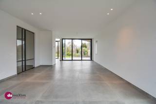 Ruime gerenoveerde woning met een prachtig uitzicht in HombeekJe komt deze volledig gerenoveerde woning binnen via de inkomhal, die toegang geeft tot...