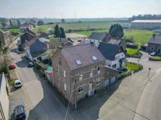 Maison de maître pleine de charme avec 5 chambres, 2 salles de bain, une cave, une grande terrasse et un jardin soigné avec piscine, sur un terrain...