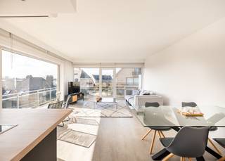 TOTAALrenovatie met zonnig hoekterras en 2 volwaardige slaapkamers te koop.Dit prachtige pand is gelegen op de 2de verdieping van de karaktervolle...