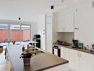 De snelste manier om een bezoek te brengen aan dit appartement? Vraag je bezoek aan via de rode knop op onze website (www.dewaele.com) en je...