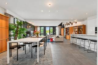 ALLEENSTAANDE RUIME MODERNE  VILLA <br />Deze bijzonder ruime en veelzijdige eigendom biedt tal van mogelijkheden en is uitermate geschikt als kangoeroewoning/tweewoonst, voor een vrij beroep of voor wie wonen en werken onder één dak wil combineren.<br />Vooraan bevindt zich een zeer ruime multifunctionele ruimte met praktische ingemaakte kasten en een apart toilet. Deze ruimte leent zich perfect voor de inrichting van een kantoor, praktijkruimte, hobbyruimte of een afzonderlijke woonfunctie.<br />Verder komt u in de indrukwekkende leefruimte in loftstijl, waar ruimte en licht centraal staan. De moderne, stijlvol ingerichte keuken met groot kookeiland vormt een echte blikvanger en biedt een mooi zicht op de tuin. Aansluitend bevinden zich een praktische wasplaats/berging en een tweede afzonderlijk toilet.<br />Een bijzondere trappenhal brengt u naar de verdiepingen en versterkt het unieke karakter van deze woning.<br /><strong>Op de eerste verdieping</strong> bevinden zich drie zeer  ruime slaapkamers.<br />Eén van de kamers is volledig uitgerust met ingemaakte dressingkasten. De royale masterbedroom beschikt over een eigen badkamer met douche  en geeft toegang tot een groot terras, waar u geniet van een prachtig en rustgevend uitzicht over de achterliggende weilanden.2 de badkamer met ligbad 3 de kamer heeft ingemaakte kasten.<br /><strong>Via een vaste trap bereikt u de tweede verdieping</strong>, waar zich nog een ruime zolderverdieping bevindt. Deze biedt bovendien heel wat extra mogelijkheden en kan, afhankelijk van de gewenste invulling, verder worden ingericht als bijkomende slaapkamers, bureau, hobbyruimte of ontspanningsruimte.<br />Een eigendom met uitzonderlijk veel ruimte, een flexibele indeling en tal van gebruiksmogelijkheden, ideaal voor grote gezinnen,tweewoonst , zelfstandigen of wie op zoek is naar een combinatie van wonen en werken.<br />EPC 154    -   ELEK CONFORM  -   ZONNEPANELEN  -  300 M2  BEWOONBARE OPPERVLAKTE <br />MEER DAN EEN SCHITTERENDE EIGENDOM IN ZIJN PRIJSKLASSE !<br />27 tal foto s op www.immo-service.be <br /> 