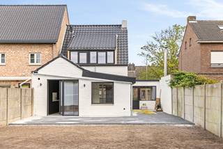 Op zoek naar een ruime, instapklare woning met een centrale ligging? Deze recent gerenoveerde woning biedt alles wat je nodig hebt voor comfortabel wonen.<br /><br />Bij binnenkomst betreed je de inkomhal die leidt naar de bijzonder ruime woonkamer. Vooraan de woning een bureel mooi af te sluiten via een glazen deur. Achteraan de woonkamer vind je de moderne keuken, volledig uitgerust met alle nodige inbouwapparatuur. Dankzij het schuifraam aan de keuken/woonkamer geniet je van een directe verbinding met de achtertuin, waardoor binnen en buiten naadloos in elkaar overlopen.<br /><br />Op het gelijkvloers bevindt zich tevens een apart toilet een een ruime berging/wasplaats met aansluitingen voor een was- en droogmachine. De garage, voorzien van een sectionaalpoort, biedt niet alleen parkeergelegenheid maar geeft ook directe toegang tot de tuin.<br /><br />Op de eerste verdieping vind je drie slaapkamers en een badkamer met bad, douche, toilet, handdoekdroger en wastafel. <br /><br />Buitengewone kenmerken:<br />* geen asbest aanwezig<br />* EPC-label: B<br />* conforme elektrische keuring<br />* de verkoper zal bij akte gras voorzien in de achtertuin