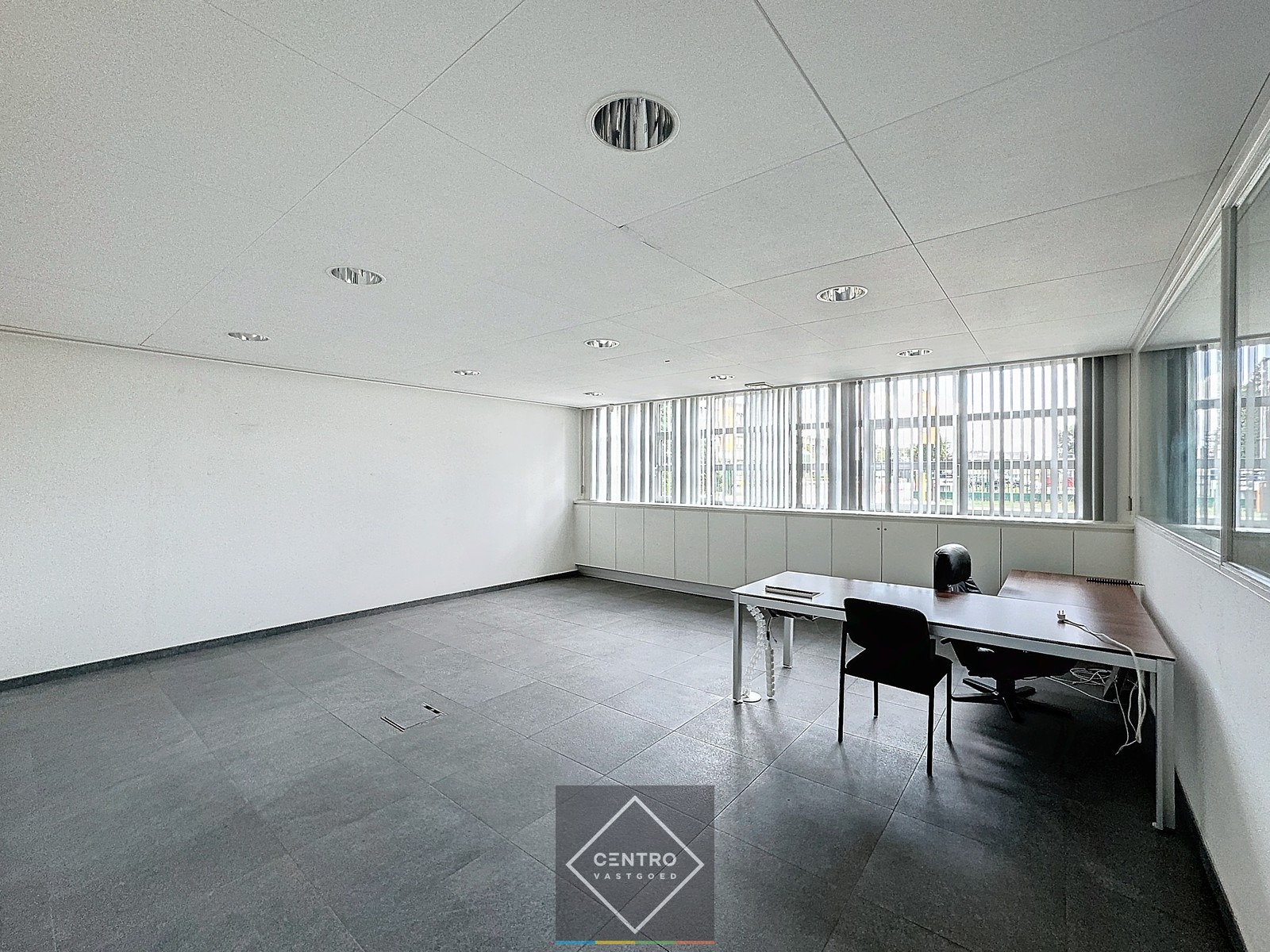 Op zichtlocatie: Instapklare KANTOORRUIMTE (285m2) met alle voorzieningen en private parkeerplaatsen voor de deur! Ideale uitvalsbasis: Expresweg/A11/E403/E40! - photo 4