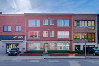 <p><span>Het betreft </span><span>2 geschakelde gelijkvloerse appartementen </span><span>(1 met 1 slk, 1 met 2 slk), momenteel </span><span>gekoppeld </span><span>tot </span><span>1 ruim 3-slaapkamerappartement. </span></p><p><span>Gelegen in </span><span>Wilrijk</span><span>: een gunstige ligging bevinden winkels, openbaar vervoer, scholen, horeca en andere dagelijkse voorzieningen zich in de nabije omgeving. Ook belangrijke invalswegen en de Antwerpse Ring zijn vlot bereikbaar.</span></p><p><span>Het appartement is ontstaan uit de samenvoeging van oorspronkelijk twee afzonderlijke appartementen en vormt vandaag één bijzonder ruim en aangenaam geheel. Hierdoor geniet je niet alleen van uitzonderlijk veel woonruimte, maar ook van een praktische indeling met tal van mogelijkheden.</span></p><p><span>De woning beschikt over een ruime leefruimte, drie volwaardige slaapkamers en twee badkamers. Een absolute troef is de zeer leuke tuin, die voor extra rust en buitenruimte zorgt en het geheel een aangenaam woongevoel geeft.</span></p><p><span>Dankzij de oorspronkelijke indeling als twee appartementen biedt het pand bovendien interessante mogelijkheden op vlak van gebruik en inrichting.</span></p><p><span>Indeling</span><span><br />· Inkomhal<br />· Ruime leef- en eetruimte<br />· Keuken<br />· 3 slaapkamers<br />· 2 badkamers<br />· </span><span>Zeer aangename tuin</span><span><br />· Diverse bergruimtes</span></p><p><span>Troeven</span><span><br />· 3 volwaardige slaapkamers<br />· 2 badkamers<br />· Bijzonder ruim appartement<br />· Ontstaan uit de samenvoeging van 2 appartementen<br />· </span><span>Tal van mogelijkheden naar indeling en gebruik</span><span><br />· Aangename en ruime tuin<br />· </span><span>2 private kelderbergingen</span><span><br />· Elektrische keuring conform!</span></p><p><span>Afmetingen en oppervlaktes zijn indicatief.</span></p><p><span>Dit pand kan onderhevig zijn aan de renovatieverplichting die door de Vlaamse overheid wordt opgelegd voor residentiële gebouwen. Consulteer voor meer informatie de website van het Vlaams Energie- en Klimaatagentschap via https://www.energiesparen.be/renovatieverplichting-residenti%C3%ABle-gebouwen-2023</span></p><p><span>Ben jij geïnteresseerd in dit ruime 3-slaapkamerappartement in Wilrijk, ben je op zoek naar ander vastgoed of wens je de waarde van jouw eigendom te kennen? Dan ben je bij BOLT immo aan het juiste adres! Wij helpen jou graag verder.</span></p>