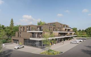 Uitstekend appartement op de eerste verdieping van residentie M-one, gelegen op een TOPLOCATIE in Zedelgem. Indeling als volgt: Inkomhal met vestiaire, gastentoilet, bureauruimte, lichtrijke en ruime leefruimte met zit-en eethoek, open geïnstalleerde keuken met aansluitende berging, nachthal, 2 slaapkamers en een badkamer met bad, douche en lavabo met meubel. De afwerking is van een uitstekende kwaliteit met duurzame materialen. Bovendien biedt dit appartement een aangenaam, ruime terras en de mogelijkheid tot aankoop van ondergrondse garagebox of parkeerplaats met berging. Met vloerverwarming en een warmtepomp aanwezig, geniet u bovendien van optimaal comfort en energie-efficiëntie. Mogelijk aan te kopen aan 6% BTW. Voor verdere informatie contacteer Michiel: 0473 25 55 33.