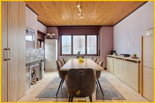 Immo Van Middelem verkoopt deze GOED ONDERHOUDEN 3-gevelwoning op een perceel van +/- 8a79ca met drie slaapkamers, een ruime garage en een...