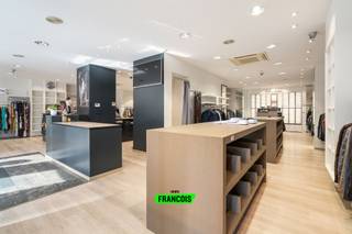 IMMO FRANCOIS MEETJESLAND PRESENTEERT SLEIDINGE-DORP 131!<br /><br />VOOR ALLE INFORMATIE & DOCUMENTEN, BEZOEK ONZE WEBSITE: IMMOFRANCOIS.BE.<br /><br />WILT U EEN GRATIS, VRIJBLIJVENDE VERKOOPANALYSE MET EEN WAARDERING VAN UW PAND? DARIO KOMT GRAAG BIJ U LANGS!<br /><br />Gelegen in het hart van Sleidinge, op een toplocatie met hoge zichtbaarheid, veel voetgangersverkeer en parkeermogelijkheden in de buurt, vinden we dit ruime en multifunctionele pand op een perceel van 470 m². De locatie biedt zowel uitstekende bereikbaarheid als een vlotte verbinding met Gent en de E34.<br /><br />Het gelijkvloers bestaat uit een grote commerciële ruimte met grote ramen, perfect voor een winkel, kantoor of praktijk. Daarnaast is er een lichte woonruimte, volledig uitgeruste keuken, garage, berging en een onderhoudsvriendelijke tuin met jacuzzi.<br /><br />Op de eerste verdieping bevinden zich twee riante slaapkamers, een badkamer en een dressing. De tweede verdieping is ingericht als een zelfstandige studio met eigen badkamer.<br /><br />Met een totale bruikbare oppervlakte van 529 m², 49 zonnepanelen en een EPC-label B (181 kWh/m² per jaar), is dit een energiezuinig en instapklaar pand dat wonen en werken op unieke wijze combineert.<br /><br />Zoekt u ruimte, comfort en een toplocatie in het centrum van Sleidinge? Neem gerust contact op met Dario Van Kerckvoorde van Immo Francois Meetjesland voor meer informatie of om een bezoek te regelen.<br /><br />WILT U ALS EERSTE OP DE HOOGTE BLIJVEN VAN ONZE AANBODEN? 1) STUUR ONS UW ZOEKVOORWAARDEN EN WIJ BLIJVEN IN CONTACT, 2) VOLG @IMMOFRANCOISMEETJESLAND OP INSTAGRAM<br /><br />Highlights<br /><br /><ul><li>Centrale ligging in het centrum van Sleidinge<br /><br /></li><li>Hoogwaardige afwerkingsmaterialen<br /><br /></li><li>EPC-label B met een waarde van 181 kWh/m²<br /><br /></li><li>Combinatie van wonen en werken<br /><br /></li><li>49 zonnepanelen met lopende groene certificaten</li></ul>