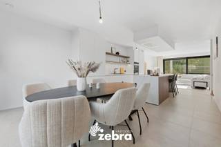 Bij de verkoop van deze woning wordt gewerkt met een <strong>RICHTPRIJS.</strong><br />Elk prijsvoorstel hoger of lager dan deze richtprijs wordt voorgelegd aan de verkoper(s), die dit al dan niet kan aanvaarden.<br /><strong>Het bezoekmoment gaat door op zaterdag 17/10/2026 (enkel op afspraak).</strong><br /><br />Deze recente (2023), energiezuinige (EPC-label A en zonnepanelen) woning is gelegen in een bijzonder aangename, kindvriendelijke en rustige woonwijk, op de grens van Destelbergen, Sint-Amandsberg en Oostakker vlakbij 'Brouwerij Haeseveld'. Een groot speelpark in de wijk maakt de omgeving extra aantrekkelijk voor gezinnen met kinderen. De ligging combineert rust met een uitstekende bereikbaarheid: de R4 is vlot bereikbaar en het centrum van Gent ligt op slechts circa 15 minuten fietsen. Ook winkels, scholen, openbaar vervoer, ... bevinden zich in de nabije omgeving.<br /><br />Bij het binnenkomen valt meteen de verzorgde afwerking op. De inkomhal is voorzien van een praktische maatwerkvestiaire met geïntegreerde opbergruimte en geeft toegang tot een afzonderlijk gastentoilet met lavabo. Via de stalen deur komt u terecht in de lichtrijke leefruimte, waar keuken, eetplaats en zithoek op een open en aangename manier met elkaar verbonden zijn. Grote raampartijen zorgen voor veel natuurlijk licht, prachtig uitzicht op het groen en creëren een mooie verbinding met de tuin.<br />De luxueus ingerichte keuken vormt het hart van de woning en beschikt over een royaal kookeiland met zitplaatsen. Ze is volledig uitgerust met hoogwaardige toestellen, waaronder een stoomoven (Miele), oven (AEG), inductiekookplaat (AEG), dampkap, koelkast, vaatwasser en spoelbak. Verder is er op het gelijkvloers een praktische berging.<br /><br />Op de eerste verdieping bevinden zich de nachthal met drie slaapkamers, waarvan één met ruimte voor een dressing. De badkamer is comfortabel ingericht met een ligbad, douche en dubbele wastafel. Een afzonderlijk toilet vervolledigt deze verdieping.<br /><br />De tweede verdieping bestaat momenteel uit een ruime zolder van circa 42,5 m² met voorzieningen en een raam. Deze biedt bijzonder veel extra bergruimte en kan naargelang de behoeften voor verschillende doeleinden worden benut. Een vierde slaapkamer en eventueel een vijfde slaapkamer is hier zeker mogelijk.<br /><br />Ook buiten is het aangenaam vertoeven met een prachtig uitzicht op het groen. Via de leefruimte is er toegang tot het zonneterras en de zuidgerichte tuin met uitweg achteraan naar de carport met laadpaal en oprit voor meerdere wagens.<br /><br />Daarbovenop geniet deze gezinswoning over vliegenramen, ventilatiesysteem D, regenwaterput (10.000 l), videofoon, vloerverwarming, zonnepanelen, laadpaal, ...<br /><br /><strong>Ook wild geworden van deze thuis? <br />Twijfel niet langer en leg vandaag nog uw bezoek vast! </strong>