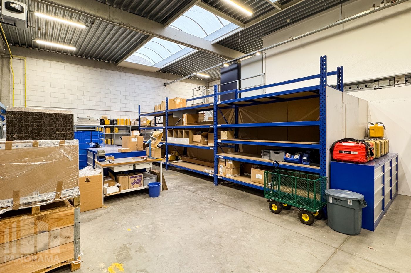 KMO-UNIT MET 455 m² MAGAZIJN, 60 m² MEZZANINE EN 267 m² INGERICHTE KANTOREN OP TOPLOCATIE - foto 5