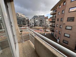 Ce studio confortable avec coin nuit bénéficie d'un emplacement privilégié, à deux pas de la digue. Idéal comme résidence secondaire ou pour ceux qui apprécient la proximité de la mer.<br /><br />Agencement du studio :<br /><br />Hall d'entrée<br /><br />Salle de bain avec douche, lavabo et WC<br /><br />Coin nuit avec lit superposé escamotable<br /><br />Séjour/salle à manger avec canapé-lit<br /><br />Cuisine américaine équipée d'une plaque électrique, d'un réfrigérateur et d'un micro-ondes<br /><br />Atouts de l'immeuble :<br /><br />Piscine chauffée, ouverte en été<br /><br />Ascenseur<br /><br />Charges de copropriété : 60 €/mois<br /><br />Disponible à partir du 15 janvier 2026