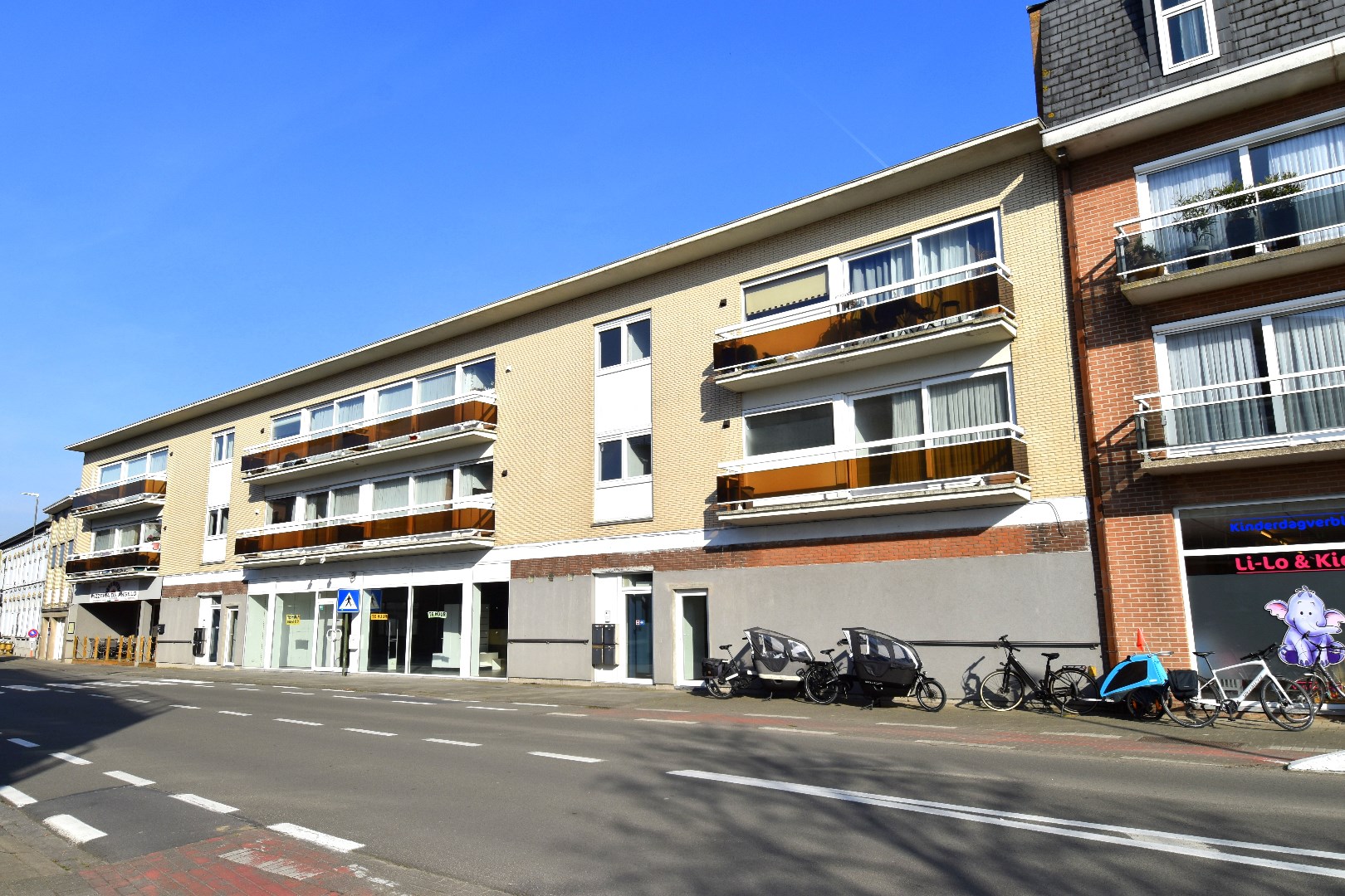 Lichtrijk 2-slaapkamerappartement met zonnig terras te koop in het hart van Gullegem - foto 1