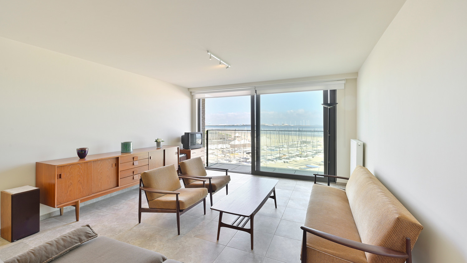 Instapklaar 2-slaapkamerappartement met frontaal zeezicht in een recent gebouw op de zeedijk te Duinbergen. - foto 3