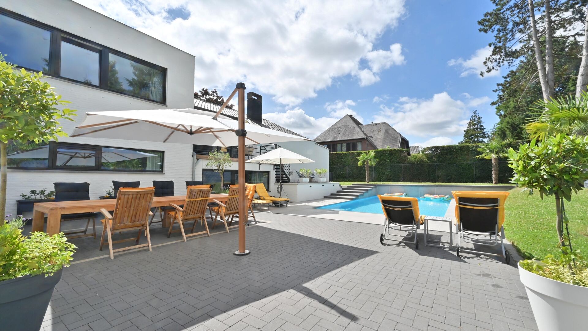 Architecturale en energiezuinige villa met praktijk- of kantoorruimte, zwembad en poolhouse te Lanaken. - foto 3