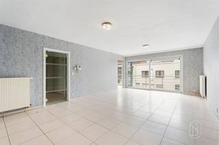 Bent u op zoek naar een ruim appartement te koop in Oostrozebeke op een uitstekende locatie? Dan is dit appartement in het centrum van Oostrozebeke precies wat u zoekt.Dit verzorgde appartement beschikt over twee volwaardige slaapkamers, een lichtrijke leefruimte en een aangenaam terras waar u in alle rust kunt genieten. Bovendien hoort bij het appartement een garage, een absolute meerwaarde die zorgt voor extra comfort en parkeergemak.Dankzij de centrale ligging in Oostrozebeke bevinden winkels, horeca, scholen, openbaar vervoer en andere dagelijkse voorzieningen zich op wandelafstand. Alles wat u nodig heeft, ligt binnen handbereik, waardoor u geniet van optimaal wooncomfort.Dit appartement met twee slaapkamers en garage in Oostrozebeke is ideaal voor starters, koppels, gezinnen, investeerders of wie op zoek is naar een comfortabele woonst op een topligging.Bij het appartement hoort ook een garage die verplicht bij te kopen is voor een prijs van 20.000 euro.Bent u op zoek naar een appartement te koop in Oostrozebeke met terras, garage en een centrale ligging? contacteer luna@immobeguin.be
