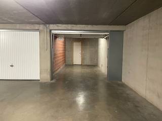 Deze gesloten garagebox bevindt zich in de residentie Havenhuys te Nieuwpoort-stad.<br />Achteraan is er nog een extra berging voorzien.<br /><br />De afmetingen zijn als volgt:<br /><br /><u><strong>Afmetingen poort:</strong></u>
<ul>
	<li>Breedte: 2,45m</li>
	<li>Hoogte: 2,10m</li>
</ul>
<u><strong>Afmetingen binnen:</strong></u>

<ul>
	<li>Diepte: 5,22m</li>
	<li>Breedte: 2,80m</li>
	<li>Hoogte: 2,38m</li>
</ul>
<u><strong>Afmetingen berging:</strong></u>

<ul>
	<li>Diepte: 1,34m</li>
	<li>Breedte: 2,32m</li>
</ul>