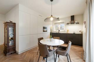 Prêt à emménager ou investir sans souci ? Cet appartement entièrement rénové allie confort, luminosité et rendement.Disposition : depuis le hall...