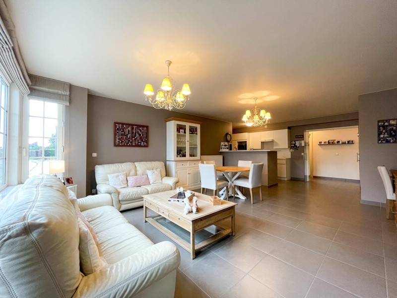 Modern appartement met 2 slaapkamers, terras en garage op centrale ligging te Wakken! - foto 2