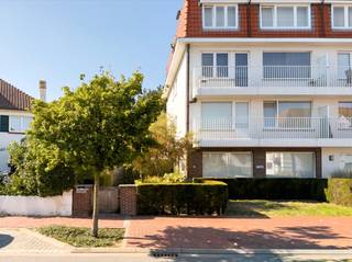 Aan de Bayauxlaan, in de directe nabijheid van het strand, het Rubensplein en de winkelstraten van Knokke, bevindt zich dit uitzonderlijke duplex villa-appartement waar de ruimte van een villa en het gemak van een duplex appartement samenkomen op een van de meest gegeerde locaties aan de kust.<br /><br />De absolute troef is de combinatie van een private voortuin, meerdere zonneterrassen en een prachtige achterliggende tuin die op deze locatie zo goed als onvindbaar is.<br />Het eigendom wordt verkocht op en met een perceel van 370 m² grond (volgens titel - 322 m² grond (volgens kadaster)) in volle eigendom, geen mede-eigendom.<br /><br />Aan straatzijde beschikt het eigendom over twee privatieve parkeerplaatsen en een eigen private toegang.<br /><br />Binnenin bieden de leefruimtes dankzij de zongerichte oriëntatie veel licht en een gevoel van ruimte. Vanuit de inkomhal met gastentoilet bereikt men zowel het lichtrijke salon als het eetgedeelte. De keuken baadt dankzij de vele raampartijen in natuurlijk licht en geniet van een rechtstreekse connectie met de tuin. Vanuit de keuken bereikt men de meerdere ondergrondse kelderbergingen en twee private garageboxen, een absolute zeldzaamheid in Knokke.<br /><br />De bovenverdieping telt vier ruime slaapkamers, waarvan elke twee verbonden worden door een doorlopend terras. Een badkamer met ligbad en douche en een apart toilet vervolledigen dit niveau.<br /><br />Een ruim, licht en rustig duplex villa-appartement op een toplocatie, met uitzonderlijke voorzieningen zoals parkeerplaatsen, garageboxen, een ruime tuin en meerdere terrassen.<br /><br />Voor alle informatie en een bezoek, contacteer Nano via 0471 22 68 18 of info@immonano.be. 