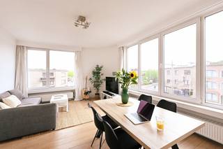 Bekijk dit appartement uitgebreid op www.koosi.beOp een vlot bereikbare locatie aan de Liersesteenweg 249 in Mortsel vinden we dit ruime hoekappartement op de tweede verdieping. Door zijn hoekligging geniet het appartement van een uitzonderlijke lichtinval, een troef die je meteen voelt als je binnenstapt.Mogelijkheid tot aankoop van garage met oprit aan 35.000 Euro.We betreden het appartement via de inkomhal die toegang geeft tot de verschillende leefruimtes. De ruime leefruimtevormt het kloppend hart van het appartement: een gezellige zithoek, een volwaardige eetplaats én een aansluitende keuken vloeien hier moeiteloos in elkaar over. Dankzij de grote raampartijen aan twee zijden baadt deze ruimte de hele dag in natuurlijk licht – ideaal om vrienden en familie te ontvangen of om gewoon thuis te komen na een drukke dag.De keuken is praktisch ingedeeld in L-vorm en uitgerust met de nodige toestellen, waaronder oven, inductiekookplaat, dampkap en een dubbele spoelbak met zicht naar buiten. Het houten werkblad in combinatie met de strakke witte kasten zorgt voor een tijdloze, lichte uitstraling.Het appartement beschikt over twee volwaardige slaapkamers. De masterbedroom is ruim genoeg voor een tweepersoonsbed met bijhorende kasten en geniet van een mooi uitzicht over de omgeving. De tweede slaapkamer is flexibel inzetbaar als kinderkamer, bureau, dressing of gastenkamer – helemaal naar wens van de nieuwe bewoner.De badkamer is strak en modern afgewerkt met een inloopdouche, toilet, twee lavabo’s met onderkast, een spiegelkast en een handdoekradiator. Een afzonderlijk washok voor wasmachine en droogkast maken het geheel praktisch en doordacht.Een leuke extra is het terras, de ideale uitbreiding tijdens de mooiere maanden – perfect voor een ochtendkoffie of een aperitief bij zonsondergang.Tot slot, en zeker niet onbelangrijk in een centrumlocatie, beschikt dit appartement over een eigen oprit met garage die optioneel kan aangekocht worden aan 35.000 euro. Comfort dat je in stedelijk gebied steeds vaker mist en hier zorgeloos meegenomen wordt.