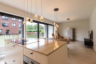 Bent u op zoek naar een instapklaar, recent appartement in Eeklo? Dan zal dit prachtig afgewerkte gelijkvloers appartement aan de Dullaert in Eeklo u onmiddellijk weten te bekoren! Het appartement bevindt zich op enkele passen van het stadscentrum, het Krügerpark, het Leen... <br /><br />Dit recent appartement van bouwjaar 2021 verkeert in absolute nieuwstaat en werd bovendien nooit eerder bewoond. U geniet hier van alle voordelen van energiezuinig wonen dankzij het gunstige EPC-label A. Daarnaast werd het appartement zeer hoogwaardig en kwalitatief afgewerkt.<br /><br />De bijzonder lichtrijke leefruimte vormt het centrale punt van het appartement. Dankzij de grote raampartijen baadt de woonkamer in veel natuurlijk daglicht en is er tevens een directe verbinding met het ruime overdekte terras van 12m². De stijlvolle open keuken is dé blikvanger van dit appartement en werd uitgerust met kwaliteitsvolle materialen, een stijlvol kookeiland en tijdloos design dat aansluit bij het appartement.<br /><br />Indeling:<br />- ruime inkomhal<br />- gastentoilet<br />- slaapkamer 1 (momenteel voorzien van sauna, die eventueel kan verwijderd worden)<br />- prachtige slaapkamer 2<br />- moderne badkamer met inloopdouche en badkamermeubel<br />- zeer lichtrijke woonkamer<br />- volledig ingerichte keuken<br />- berging/wasplaats<br />- overdekt zuid gericht terras met berging<br />- garagebox<br />- kelderberging<br />- gemeenschappelijke fietsenstalling<br /><br />De woonkamer is voorzien van automatisch bedienbare zonwering en de slaapkamers zijn tevens voorzien van raamdecoratie. Het appartement is ook reeds professioneel geschilderd.<br /><br />De mogelijkheid bestaat om het meubilair over te nemen.<br /><br />Een absoluut prachtig instapklaar appartement zoals u deze zelden zal tegenkomen. <br /><br />Kom deze unieke kans snel ontdekken en vraag uw bezoek aan!<br />09/377 31 77 - vastgoed@aclea.be