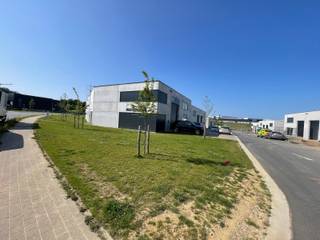 <p><span>Dit moderne KMO pand van 325 m² is gelegen in Business Park Aero, een recent bedrijvenpark vlak bij de luchthaven van Charleroi. Je huurt hier een functionele en flexibele bedrijfsruimte op een strategische locatie, ideaal voor de groei van je onderneming.</span><br /><br /><span>Het bedrijvenpark is volop in ontwikkeling. Fase 1 en 2 zijn volledig uitverkocht en verschillende ondernemingen zijn hier al actief. Je vestigt je in een professionele omgeving met een sterk ondernemersnetwerk.</span><br /><br /><span>Troeven</span><br /><span>- 325 m² polyvalente bedrijfsruimte</span><br /><span>- privatieve parking</span><br /><span>- aparte inkom</span><br /><span>- geschikt voor diverse KMO activiteiten</span><br /><br /><span>Ligging</span><br /><span>- directe aansluiting op E420 en N568</span><br /><span>- ten zuidwesten van de luchthaven van Charleroi</span><br /><span>- 15 minuten van centrum Charleroi</span><br /><span>- 23 km van Nijvel en 25 km van La Louvière</span><br /><br /><span>Supermarkten, restaurants, banken en tankstations bevinden zich in de onmiddellijke omgeving.</span><br /><br /><span>Adres: Rue de Bordeaux, 6040 Charleroi</span><br /><br /><span>Interesse?</span><br /><span>Bel +32 472 89 60 18 voor meer info of een bezoek ter plaatse.</span></p>
