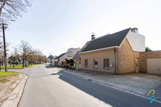 <p>Instapklare woning op toplocatie in Berlare!<br />Op het gelijkvloers vinden we inkomhal, ruime woonkamer, keuken, berging, 2 slaapkamers en badkamer.<br />Op de eerste verdieping een ruime slaapkamer, badkamer en dressing.<br />De gezellige tuin en Centrale ligging vlakbij winkels en scholen geven een grote meerwaarde.<br />Kom je deze woning graag zelf even ontdekken? <br />Bel 0471 59 40 43 of mail tom@cornelis-goeman.be</p>