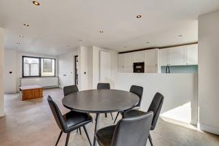 <p>Voor meer info of een bezoek, bel 054 69 39 36 - Gelegen in een rustige straat bevindt zich deze <strong>recent gerenoveerde woning met bijgebouw en zonnige tuin</strong>, waar comfort, ruimte en een uitstekende ligging hand in hand gaan. Deze <strong>instapklare woning met gunstig EPC</strong> werd vernieuwd met oog voor lichtinval, warmte en hedendaags wooncomfort. De <strong>lichtrijke leefruimte met open keuken</strong> vormt het hart van de woning en sluit naadloos aan op het <strong>vernieuwde terras en de onderhoudsvriendelijke tuin</strong>. Het <strong>bijgebouw</strong> biedt tal van mogelijkheden en kan perfect dienen als hobbyruimte, bureau of atelier. Binnen beschikt de woning over <strong>drie volwaardige slaapkamers</strong>, waarvan één momenteel ingericht is als dressing, en een <strong>moderne badkamer</strong> die zorgt voor een praktische en doordachte indeling. De <strong>zolderverdieping</strong> biedt bovendien potentieel voor het creëren van <strong>twee extra kamers</strong>, ideaal voor een groeiend gezin of wie van thuis uit werkt. De ligging is een absolute troef: in een rustige omgeving en toch <strong>op fietsafstand van het centrum van Zottegem</strong>, met winkels, scholen, openbaar vervoer en het station in de nabijheid. Bovendien geniet u van een <strong>vlotte verbinding naar de Vlaamse Ardennen</strong>, perfect voor wie houdt van natuur en ontspanning. (Maatregelen opgenomen in het maatregelenregister: nee)</p>