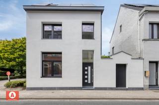 Bent u op zoek naar een knap gerenoveerde woning? En dit nabij het dorpsplein van Baasrode? Dan is deze woning met een bewoonbare oppervlakte van...