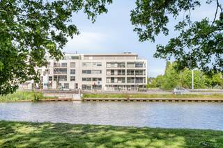 Dans la résidence « De Mouterie », située le long de la Zuidervaartje à Sint-Kruis (Bruges), se trouve cet appartement penthouse unique (5e étage)...
