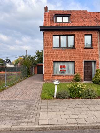 Deze statige en ruime woning met voor-en achtertuin is gunstig gelegen nabij het centrum van Zwijndrecht, op korte afstand van winkels, scholen, openbaar vervoer en belangrijke invalswegen. Dankzij de royale ruimtes, vier slaapkamers en de aanwezigheid van een tuin en garage biedt deze woning tal van mogelijkheden! Indeling: Via de inkomhal betreedt u de ruime woon- en eetkamer. Verder beschikt het gelijkvloers over een keuken, praktische berging, afzonderlijk toilet en een aangename tuin waar u heerlijk kan genieten van de buitenlucht. Op de eerste verdieping bevinden zich twee ruime slaapkamers en een badkamer. De tweede verdieping biedt nog eens twee volwaardige slaapkamers, ideaal voor een groot gezin, thuiswerk of hobbyruimte. Airco aanwezig in de woning. Een extra troef is de aanwezigheid van een garage, wat zorgt voor bijkomend comfort en parkeergelegenheid. Een karaktervolle woning met veel ruimte en mogelijkheden op een uitstekende ligging! Opp: 396m². Voor meer informatie of een vrijblijvend plaatsbezoek: 0488/60.05.07.