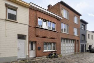 <p>Te koop: Te renoveren gezinswoning in de Advokaatstraat te Boom</p><p><br /></p><p>Gelegen in een rustige straat, vlakbij het administratief centrum van Boom, openbaar vervoer, scholen, winkels en belangrijke invalswegen, biedt deze woning een uitstekende basis voor wie op zoek is naar een renovatieproject met potentieel.</p><p><br /></p><p>De woning beschikt over een praktische indeling met een leefruimte, keuken, badkamer en drie slaapkamers. Achteraan bevindt zich een aangenaam terras waar u na de renovatiewerken een gezellige buitenruimte kunt creëren.</p><p><br /></p><p>Dankzij de centrale ligging en de vele mogelijkheden om de woning volledig naar eigen smaak te moderniseren, vormt dit pand een interessante opportuniteit voor zowel gezinnen als investeerders.</p><p><br /></p><p>Belangrijkste ruimtes:<br />• Living met aangename lichtinval<br />• Keuken met dampkap, elektrisch fornuis en oven<br />• Badkamer met inloopdouche, toilet, aansluiting voor wasmachine en droogkast, wastafel<br />• Drie slaapkamers<br />• Terras</p><p><br /></p><p>Troeven:<br />• Centrale ligging nabij openbaar vervoer en invalswegen<br />• Praktische indeling met drie slaapkamers<br />• Aangenaam terras als buitenruimte</p><p><br /></p><p>Neem vandaag nog contact op met je ERA-makelaar voor een bezoek.</p><p><br /></p><p>JOUW DROOMHUIS. ZO GEVONDEN!</p>