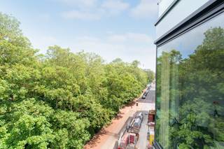Fantastisch appartement (103m²) te koop gelegen op de vierde verdieping van Residentie Blue Flame langs de Euphrosina Beernaertstraat te Oostende. U bevindt zich op wandelafstand van winkels, openbaar vervoer, station, cultuur en gezellige horeca.Indeling: - inkomhal uitgerust met een vestiairekast- lichtrijke leefruimte voorzien van prachtige raampartijen waardoor het park naar binnen wordt getrokken- terras met prachtig groenzicht - open keuken uitgerust met een dubbele spoeltafel, vitro-keramische kookplaat, combi-oven, frigo met vriesvakje en vaatwas- berging voorzien van aansluiting wasmachine - badkamer voorzien van een dubbel lavabomeubel met spiegelkast, ligbad en douche - slaapkamer 1 (12m²)- slaapkamer 2 (11m²) met toegang tot het zonnig terrasje gelegen aan de achterzijde- afzonderlijk toilet met handwaslavaboBovendien kan u gebruik maken van de gemeenschappelijk fietsenberging. Pluspunten:- recent gebouw (2011)- perfect onderhouden appartement - 2 volwaardige slaapkamers- terras voor- en achteraan- mooie plafondhoogte (2m50)- topligging- gunstig EPC (label A)- mooie woonoppervlakte- geen vis-à-vis- conforme elektrische keuringWilt u dit pareltje met eigen ogen bewonderen? Neem vandaag nog contact met ons op voor meer informatie of om een bezoek in te plannen.Bestuursmaatregelen in het maatregelenregister: nee