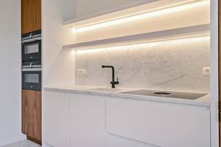 <b>PLAN VIA VOLGENDE LINK UW BEZOEK IN ALSOOK UW GEGEVENS: https://demeester.mijnhuurprofiel.be/whise/7341814<br /><br />Nieuwbouw appartement met frontaal waterzicht op het Eilandje</b><br /><br /><span>Gelegen in de begeerde Cadixwijk met zicht op het MAS, het Havenhuis en het Kattendijkdok ligt dit appartement in een zeer energiezuinig nieuwbouwproject. <br /><br /></span>De entree met separaat toilet begeleidt u naar de lichte leefruimte op mooie parketvloer. Aanpalend aan de woonruimte heeft u een aangenaam terras. De open keuken afgewerkt met marmer en notelaar is voorzien van alle luxe. Een bijkeuken is voorzien van aansluitingen voor wasmachine en droogautomaat. <br />Vervolgens beschikt het appartement over een hoofdslaapkamer met ingemaakt kastenwerk en een tweede slaapkamer. De luxueuze badkamer, eveneens afgewerkt met marmer en notelaar, is uitgerust met dubbele wastafel, toilet en douche. <br /><br />Uw wooncomfort kan verhoogd worden met een autostaanplaats P168 (-2) in de ondergrondse parkeergarage aan 150,-EUR/maand. <br /><br /><strong>Troeven:</strong><span> </span><br /><span>- BEN = Bijna-Energie neutraal dus zeer energiezuining<br />- Zeer gegeerde locatie op het Eilandje<br />- Frontaal waterzicht<br />- Voorzien van verlichting en gordijnen<br /></span>