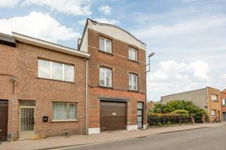 Instapklare woning met groot magazijn!In de centraal gelegen en rustige Commandant Weynsstraat in Hoboken vind je deze goed gerenoveerde en...