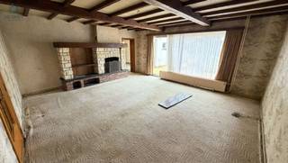 <h1><span>TE RENOVEREN WONING MET RUIME GARAGE, OVERDEKTE OPSLAGRUIMTE EN TAL VAN MOGELIJKHEDEN IN SINT-MARIA-OUDENHOVE</span></h1><p><span>Op zoek naar een renovatieproject met potentieel? Deze eigendom biedt een waaier aan mogelijkheden voor wie wonen en werken wil combineren, extra opslagruimte zoekt of op zoek is naar een interessante investering.</span></p><p><span>Gelegen in Sint-Maria-Oudenhove bevindt zich deze ruime woning met voormalige commerciële ruimte, een uitzonderlijk ruime garage en een overdekte opslagruimte achteraan. Dankzij de veelzijdige indeling en de beschikbare oppervlakte vormt deze eigendom een interessante opportuniteit voor zelfstandigen, handige kopers, autoliefhebbers of investeerders.</span></p><h3><span>INDELING VAN DE WONING</span></h3><p><span>Gelijkvloers</span></p><p><span>Via het gelijkvloers beschikt u over een commerciële ruimte van ca. 33 m², ideaal voor een handelsactiviteit, kantoor of praktijkruimte. Verder omvat deze verdieping een bureauruimte, een leefruimte, een keuken, een tweede leefruimte, een badkamer en een praktische berging.</span></p><p><span>Een absolute troef is de ruime garage met hoge plafonds. Deze biedt tal van mogelijkheden en is bijzonder interessant voor wie graag aan auto's werkt, een werkplaats wil inrichten of nood heeft aan extra ruimte voor materiaal en gereedschap.</span></p><p><span>Eerste verdieping</span></p><p><span>De eerste verdieping bestaat uit een nachthal en maar liefst vier slaapkamers. Hierdoor biedt de woning voldoende ruimte voor een gezin of voor wie extra kamers wenst in te richten als bureau, hobbyruimte of logeerkamer.</span></p><p><span>Tuin- en opslagruimte</span></p><p><span>Achteraan bevindt zich een tuin met een overdekte opslagruimte, voorzien van een nieuw dak. Deze extra ruimte biedt heel wat praktische mogelijkheden voor stockage, materiaalopslag of andere doeleinden, afhankelijk van de geldende voorschriften.</span></p><h3><span>EEN EIGENDOM MET POTENTIEEL</span></h3><p><span>Deze woning vraagt om renovatie, maar biedt tegelijk de mogelijkheid om het pand volledig naar eigen smaak en behoeften in te richten. De combinatie van woonruimte, commerciële mogelijkheden, een ruime garage en bijkomende opslagruimte maakt dit pand bijzonder veelzijdig.</span></p><p><span>Bent u op zoek naar een renovatieproject met ruimte, mogelijkheden en karakter? Dan is dit pand zeker een bezoek waard!</span></p><p><span>Belangrijk:</span><span> De renovatieplicht is van toepassing.</span></p><p><span>Mogelijks projectgrond mits goedkeuring stedenbouw. </span></p><h3><span>INTERESSE?</span></h3><p><span>Wenst u meer informatie of wilt u deze eigendom ter plaatse ontdekken? Reageer dan via de advertentie. Wij nemen vervolgens telefonisch contact met u op om een bezoek in te plannen.</span></p>