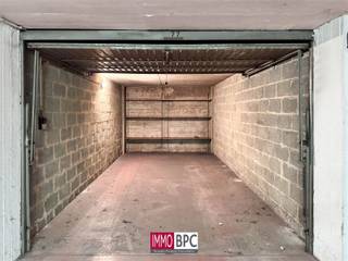 Spacious garage with easy access under co-ownershipUnder a well-kept co-ownership we offer this very spacious garage box with excellent...