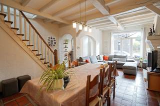 Bij het binnenkomen van deze charmante gezinswoning voelt u direct een zeer warme sfeer. De authenticiteit maar ook het belang van het...