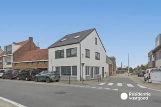 Welkom in Westkerke, waar we dit ruime en instapklare gelijkvloerse appartement terugvinden in een kleinschalig gebouw met slechts twee woonentiteiten. Het appartement werd in 2025 volledig gerenoveerd en combineert hedendaags wooncomfort met een uitstekende energiezuinigheid (EPC-label A)!<br /><br />Bij het betreden komt u terecht in de aangename leefruimte, die aansluit op de ingerichte keuken voorzien van de nodige toestellen. Verder beschikt het appartement over drie volwaardige slaapkamers, een badkamer met ligbad en lavabomeubel, een afzonderlijk toilet en verschillende praktische berg- en wasruimtes.<br /><br />Dankzij de recente renovatie, centrale verwarming op aardgas en isolerend buitenschrijnwerk geniet u van een energiezuinige woonst met een EPC-score van slechts 100 kWh/m² (label A)!<br /><br />Extra troeven:<br /><br />Renovatie uitgevoerd in 2024<br />Drie volwaardige slaapkamers<br />EPC-label A – geen renovatieplicht<br />Kleinschalig gebouw met slechts 2 appartementen<br />Parkeermogelijkheid bij het gebouw<br /><br />Het appartement is momenteel verhuurd en vormt bijgevolg ook een interessante opportuniteit voor investeerders!<br /><br />Interesse? Contacteer ons vandaag nog voor meer informatie of een bezoek ter plaatse!