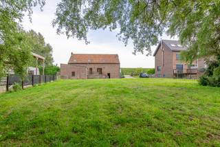 <p>Deze landelijke woning in Sint-Anna-Pede is gelegen op een prachtig perceel van 19a15 en biedt een unieke combinatie van rust, ruimte en karakter. Op korte afstand van het pittoreske dorpscentrum geniet je hier van een uitzonderlijk groene omgeving met open zichten op de omliggende velden, ideaal voor wie houdt van landelijk wonen met privacy.</p><p>Bij het betreden van de woning word je verwelkomd in een ruime inkomhal die toegang geeft tot de verschillende leefruimtes. De lichtrijke woonkamer vormt het hart van de woning en biedt een prachtig uitzicht op het landschap, wat zorgt voor een aangename en ontspannen woonbeleving. Aansluitend bevindt zich een geïnstalleerde Bulthaup keuken, ideaal voor wie graag kookt in een kwalitatieve en functionele ruimte. Op het gelijkvloers is eveneens een badkamer aanwezig, uitgerust met een ligbad.</p><p>De woning beschikt daarnaast over een dubbele garage met rechtstreekse toegang tot de kelder, wat zorgt voor extra opslag- en gebruiksgemak. Een praktische wasberging sluit aan op de oude hooizolder en biedt bijkomende functionele ruimte.</p><p></p><p>Op de eerste verdieping bevindt zich een nachthal die toegang geeft tot twee ruime slaapkamers en een extra kamer die perfect kan dienen als dressing of bureau. Vanuit de tweede slaapkamer bereik je de voormalige hooizolder, een bijzonder grote ruimte die uit twee niveaus bestaat. Deze biedt een uitzonderlijk potentieel om 3 tot 4 extra kamers te creëren, wat deze woning uiterst geschikt maakt voor grotere gezinnen of wie nood heeft aan extra hobby- of werkruimtes.</p><p>De woning combineert het beste van twee werelden: een rustige landelijke ligging in een groene omgeving en toch een vlotte bereikbaarheid naar het centrum van Sint-Anna-Pede en omliggende voorzieningen.</p><p>Deze woning is ideaal voor wie ruimte, natuur en mogelijkheden weet te waarderen. Contacteer ons vandaag nog voor een bezoek en ontdek het potentieel van deze unieke eigendom.</p><p>EPC: 606 kWh/m²<br />Elektriciteit niet conform</p>