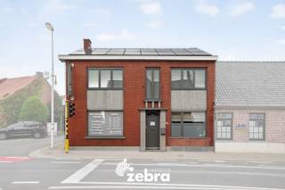 Bij de verkoop van deze woning wordt gewerkt met een START VANAF PRIJS.<br />Elk prijsvoorstel hoger dan deze start vanaf prijs wordt voorgelegd aan de verkoper(s), die dit al dan niet kan aanvaarden<br /><br />In het hart van het landelijke Koolskamp, op de hoek van de Tieltsestraat en de rustige Molenwegel, vind je deze charmante halfopen woning boordevol ruimte en potentieel. Ze combineert een praktische indeling, voldoende buitenruimte en een rustige ligging met vlotte verbindingen naar de omliggende gemeenten. Doorheen de jaren heen kreeg woning de nodige vernieuwingen, zodat ze vandaag helemaal instapklaar is.<br /><br />Deze halfopen woning ligt op een hoekperceel van 493 m² in een rustige straat in Koolskamp. Je komt binnen via de inkomhal met toegang tot een ruime leefruimte en aansluitend de keuken met zicht op de tuin. Verder op het gelijkvloers bevinden zich een wasplaats, een bureauruimte, een apart toilet en een badkamer met lavabomeubel, douche en ligbad.<br /><br />Op de eerste verdieping zijn er drie volwaardige slaapkamers. Via een vaste trap bereik je de zolderverdieping, waar nog twee extra kamers zijn ingericht – ideaal als bijkomende slaapkamers, bureauruimte of hobbykamer.<br /><br />De woning beschikt over twee garages, beide bereikbaar via de Molenwegel. Eén garage ligt achter de woning en is voorzien van een automatische poort. De tweede garage bevindt zich recht tegenover de woning, aan de overzijde van de Molenwegel, op een bijhorend perceel grond.<br /><br />Tot slot beschikt deze woning over een gunstig EPC-label (203 kWh/(m² jaar)), centrale verwarming op aardgas, geïsoleerd dak, ...<br /><br /><strong>Ook wild geworden van deze thuis?<br />Twijfel niet langer en leg vandaag nog uw bezoek vast!</strong>