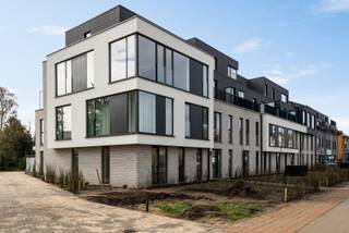 In een stijlvol en nieuw gebouw met lift bevindt zich dit rustig gelegen appartement op de eerste verdieping. Daar heb appartement achteraan is gelegen geniet u hier van optimale privacy en rust, terwijl u toch midden in het centrum van Schilde woont.<br /><br />Indeling: De lichtrijke woon- en leefruimte met open, volledig geïnstalleerde keuken vormt het hart van het appartement. Grote raampartijen zorgen voor een aangenaam ruimtegevoel en geven directe toegang tot het zonnig en zuidgericht terras. Via de nachthal bereikt u de praktische berging met aansluitingen voor wasmachine en droogkast, twee ruime slaapkamers, apart toilet met handenwasser en de moderne badkamer met lavabomeubel en inloopdouche.<br /><br />Extra troeven: Volledig geschilderd – instapklaar - Zuidgericht terras - Zeer lichtrijk en rustig gelegen (achteraan het gebouw) - Ondergrondse autostaanplaats en privatieve kelderberging - Gemeenschappelijke fietsenberging aanwezig - Lift in het gebouw - Afwerking & technieken - Vloerverwarming via warmtepomp - Aluminium ramen met HR+ beglazing - Gebouwd volgens BEN-principes (E-peil max. 20)<br /><br />Ligging: Centrale ligging in het centrum van Schilde, op wandelafstand van winkels, scholen en openbaar vervoer en met een vlotte verbinding naar in- en uitvalswegen. Bovendien nabij tal van fiets- en wandelroutes voor wie graag de natuur opzoekt.<br /><br />Kosten: Gemeenschappelijke kosten: €60/maand
