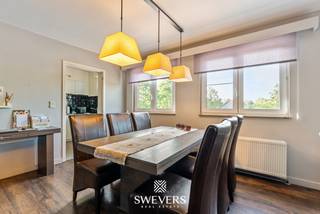 Voor meer info en foto’s, surf naar www.swevers.be – Instapklaar appartement op de 2de verdieping aan de Donkweg 52 bus 6 in Zonhoven. Met een bewoonbare oppervlakte van 73,60 m² beschikt deze woning over een praktische indeling, veel natuurlijke lichtinval en twee slaapkamers. Het appartement werd gebouwd in 1979 en grondig gerenoveerd in 2020. Zo werden de keuken, badkamer, elektriciteit, het dak en de PVC-ramen met driedubbel glas vernieuwd. De leefruimte van 30 m² biedt voldoende plaats voor een gezellige zithoek en eethoek. De aansluitende keuken is compact en functioneel ingericht. De grootste slaapkamer meet 10 m², terwijl de tweede kamer van 8,34 m² ideaal is als kinderkamer, bureau of hobbyruimte. Een kelderberging en een ruime garage van 38,40 m² zorgen voor extra opslag- en parkeermogelijkheden. Dankzij de recente renovaties is dit appartement onmiddellijk klaar voor gebruik. De ligging is bovendien bijzonder praktisch, met openbaar vervoer op 50 meter, winkels en ontspanning op 500 meter, het centrum van Zonhoven op 1 km, scholen op 1,5 km, de autosnelweg op 3 km en Hasselt op slechts 9 km. Een ideale keuze voor wie comfortabel en zorgeloos wil wonen op een vlot bereikbare locatie. Voor meer informatie, bel 011 255 155. Bron bewoonbare oppervlakte: EPC – verslag.