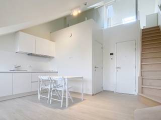 <p>In het hartje van Leuven, in de mooiste straat van het centrum, bevindt zich deze prachtige studio in een karaktervol gebouw dat volledig gerenoveerd werd. <br /><br />Dankzij de hoge plafonds en de overvloed aan natuurlijk licht voelt de ruimte extra ruim en aangenaam aan. <br />De studio is deels gemeubileerd, met comfortabele bedden en matrassen die al voorzien zijn, waardoor verhuizen moeiteloos verloopt. <br /><br />De ligging is simpelweg perfect: op wandelafstand van winkels, het station, bushaltes, fitnessfaciliteiten en alle andere voorzieningen die het stadsleven zo aantrekkelijk maken. <br />Een charmante, lichtrijke en instapklare plek voor wie op zoek is naar een stijlvolle en comfortabele thuis in het bruisende Leuven.<br /><br />De studio is beschikbaar vanaf 01/09/2026.<br />Er is een maandelijkse provisie van €135 voor de gemeenschappelijke lasten + individueel verbruik van water, gas en elektriciteit. <br /><br />Vraag snel je bezoek aan via www.living-stone.be!!</p>